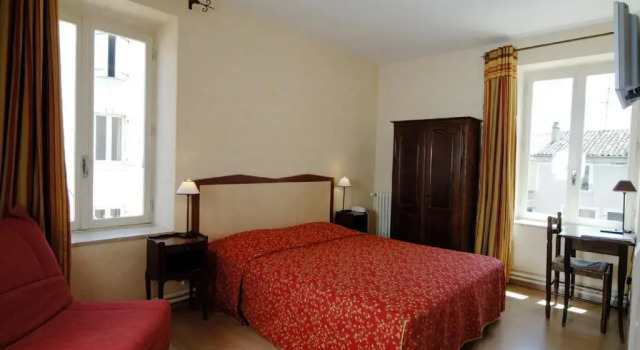 Двухместный номер Standard Logis Hotel Des Voyageurs Restaurant La Bonne TablHay