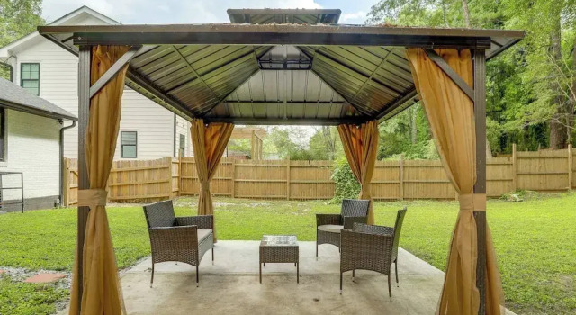Коттедж 5 Mi to Dtwn Atlanta: Family Home w/ Fenced Yard