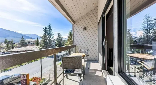 Четырёхместный семейный номер Standard с балконом Best Western Plus Banff International Lodge