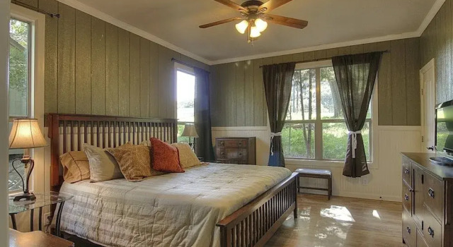 River Rd. Treehouses- Birdseye Perch 1 Bedroom 1 Bathroom Cabin, Book Feriehus Sattler USA