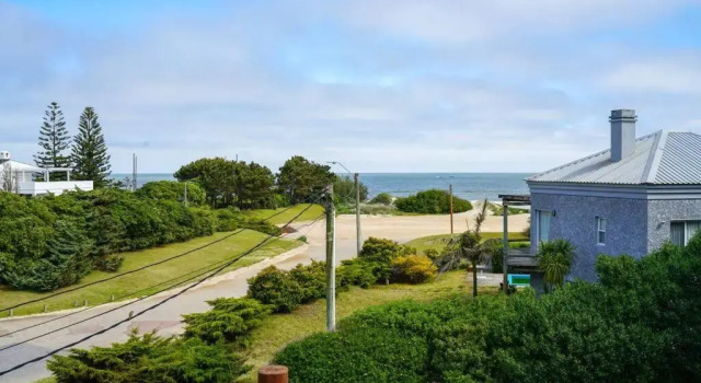 Коттедж 100m to Solanas Beach, 5 bedrooms, 3 bathrooms, Casa Poopshkin