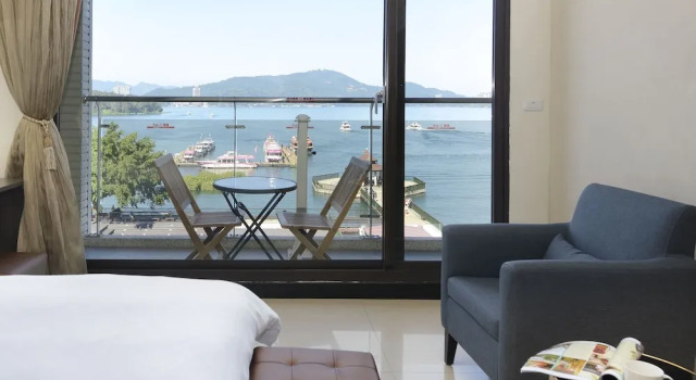Четырёхместный номер Standard с балконом и с видом на озеро Hu Yue Lakeview Hotel