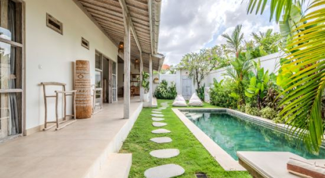 New Villa Misha Modern 2BR Pool Tropical Garden, Varaa Villa Mökit kohteessa Bali, Mökki