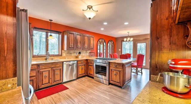 Stunning Southaven Estate Pool and Spacious Deck, Buchen Sie Ferienhaus Southaven Mississippi