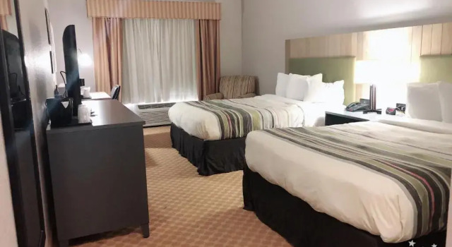 Четырёхместный номер Standard Country Inn & Suites by Radisson, Topeka West, KS