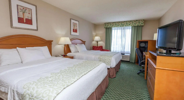 Четырёхместный номер Standard Days Inn & Suites by Wyndham Warren
