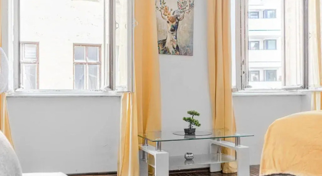 Vivid King Bed Apt - 12 minutes from City Center, Rezerwuj Hotel Hotele w Wiedeń z parkingiem, Parking