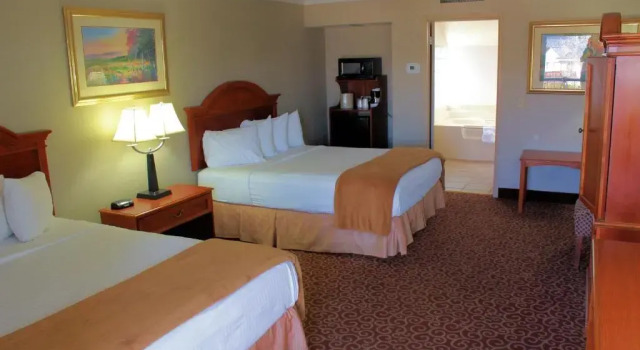 Четырёхместный люкс Red Arrow Inn & Suites, a Travelodge by Wyndham