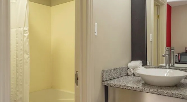 Двухместный номер с видом на воду Ramada by Wyndham Ottawa On The Rideau