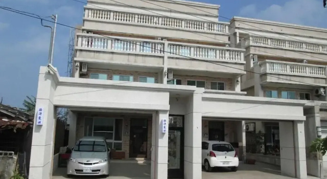 五葉松民宿-電梯民宿 近慈濟中小學及慈科大及人社院, Забронировать Отель «постель и завтрак» Отели Хуалянь 3 звезды, 3*