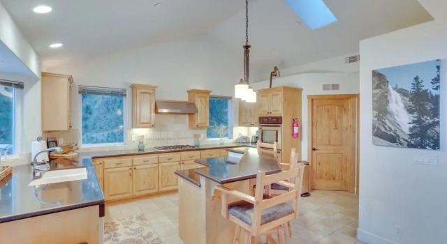 Коттедж Beautiful Lake Arrowhead Cabin w/ EV Charger