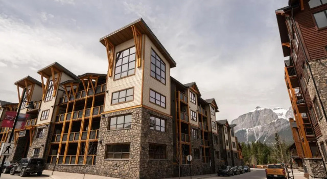 Spring Creek White Spruce Lodge Luxury 1 Bedroom plus Den by Mountain Haven Vacations, Rezervasyon Daire Canmore daireler, Daire
