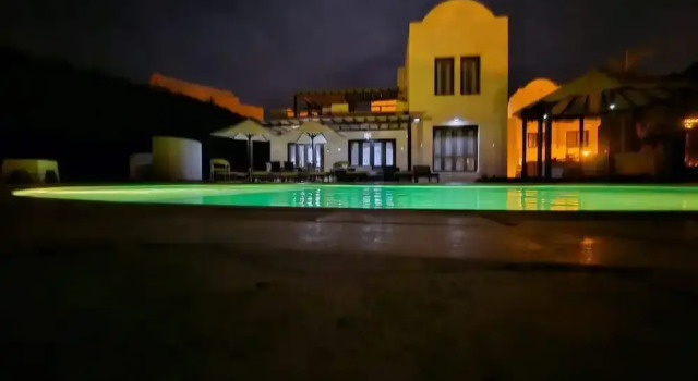Villa - Sleeps 6 - Heated Pool - Garden - Parking
