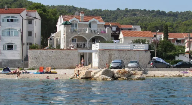 Sea front stone house, Забронировать Апартаменты/квартира Слатине 