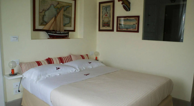 Yacht Club Capo Cervo Suites B&B, Забронировать Отель Отели Сорренто 3 звезды, рядом с Piazza Sant'Antonino, 3*
