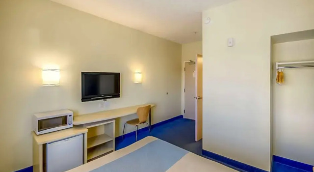 Номер Standard Super 8 by Wyndham Estevan