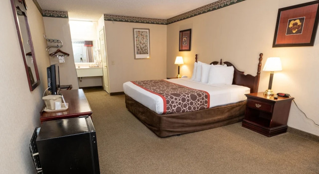 Двухместный люкс Hilltop Inn & Suites, near Foxwoods Casino