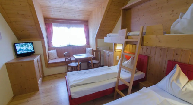 Трёхместный номер Standard с балконом JUFA Hotel Tieschen