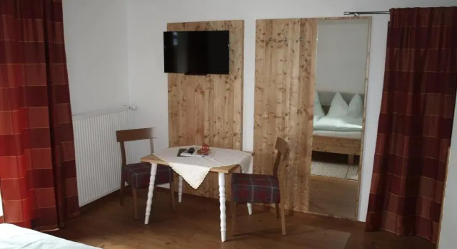Gästehaus Hubertus, Rezerwuj Hotel Hotele w Karyntia z parkingiem, Parking