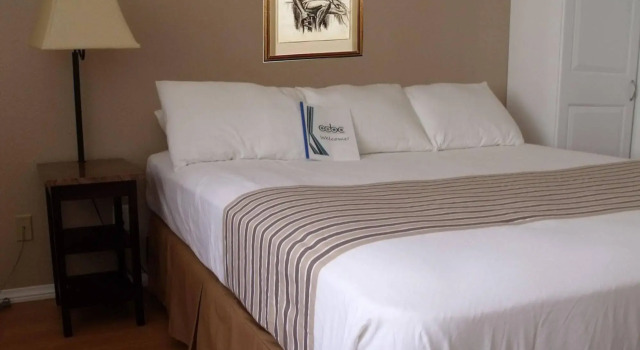 CCBC Resort Hotel - A Gay Mens Resort, Забронировать Курортный отель Катидрал-Сити Coachella Valley, рядом с Cathedral Canyon Country Club