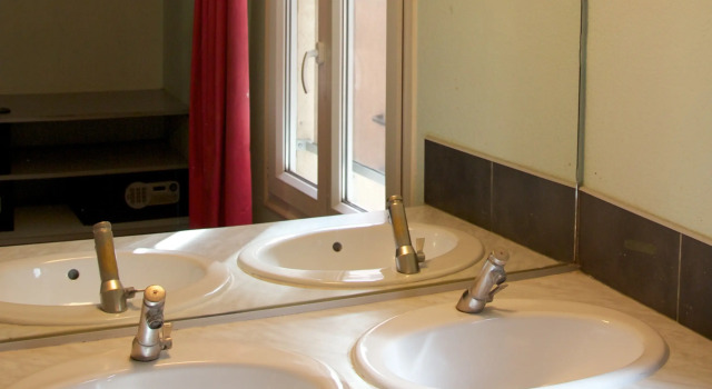 Кровать в общем номере Auberge Internationale des Jeunes