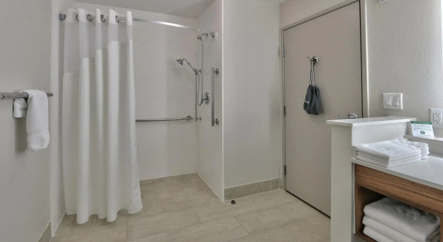 Четырёхместный номер Standard Holiday Inn Express & Suites Houston East - Beltway 8 by IHG