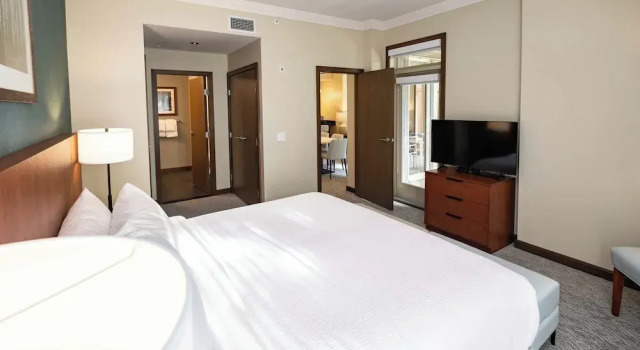 Люкс с 3 комнатами с балконом Sutton Place Hotel Revelstoke Mountain Resort