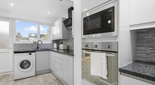 Коттедж 3 Bed House - Sleeps 5 - Garden - Parking