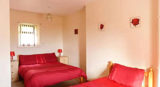 Cosy Cottage with open fire, Book Feriehus Fahan 
