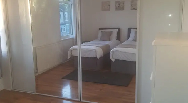 Коттедж Deluxe London House