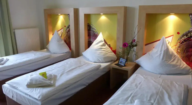Трёхместный номер Standard H+ Hotel 4Youth