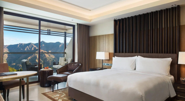 Двухместный номер Standard с балконом и с красивым видом из окна JW Marriott Mussoorie Walnut Grove Resort & Spa