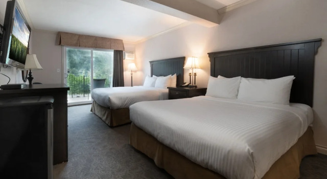 Четырёхместный номер Standard с балконом Prestige Inn Nelson