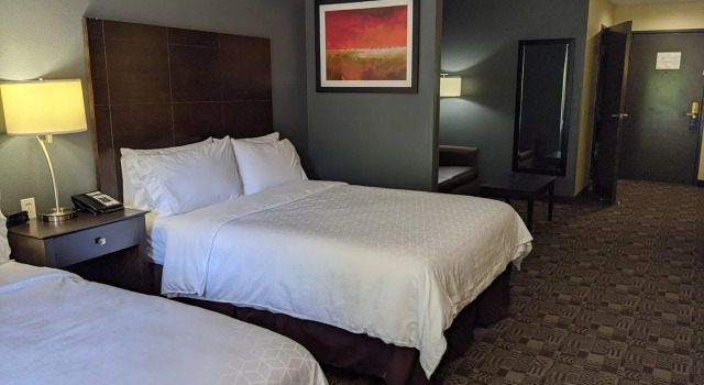 Четырёхместный люкс с балконом Holiday Inn Express Hotel & Suites Solana Beach-Del Mar by IHG