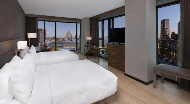 Четырёхместный номер Standard Hôtel AC by Marriott Montréal Centre-ville