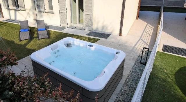 Коттедж с 2 комнатами Appartamento Fiordaliso Bellagio Wild Flowers - HOT TUB