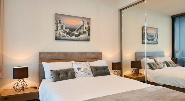 Panoramic Melbourne Views from Stylish Apartment, Забронировать Апартаменты/квартира Апартаменты Мельбурна, рядом с Пристань для яхт «Е», Апартаменты/квартира