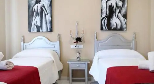 HOSTAL ViCTORiA, Забронировать Отель Ла-Карлота Cordoba Province