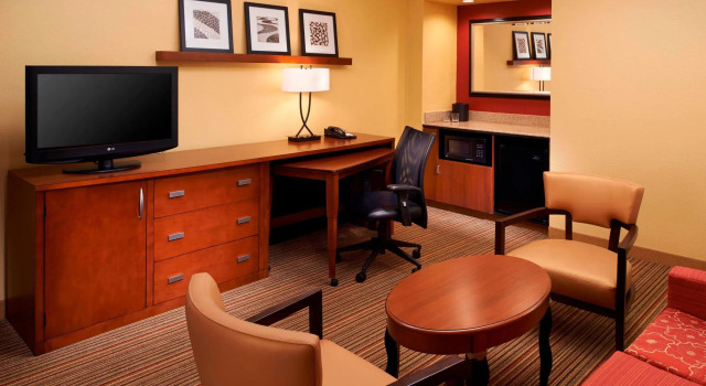Четырёхместный люкс c 1 комнатой Courtyard by Marriott Louisville East