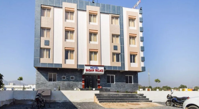 Oyo 27014 Hotel Badam Palace, Rezervovat Hotel Eklingji Rajasthan