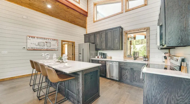Luxe Broken Bow Home w/ Hot Tub & Fire Pit!, Rezerwuj Hotel Hochatown Oklahoma