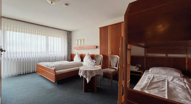 Четырёхместный номер Standard Hotel Krone Neuenburg