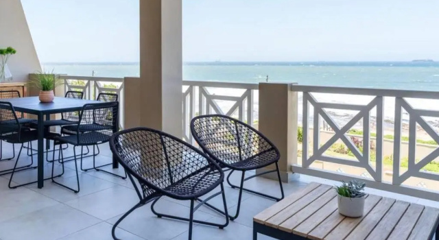 Апартаменты Waterfront Getaway, 2 Bedroom Seaside Bliss