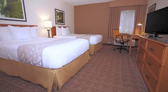Четырёхместный номер Deluxe AmericInn by Wyndham Glendale Milwaukee