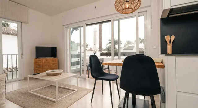 Cozy Garden Apartment by Sea, Забронировать Апартаменты/квартира Отели Эстепона с парковкой, рядом с Теннисный корт Bel Air, Парковка