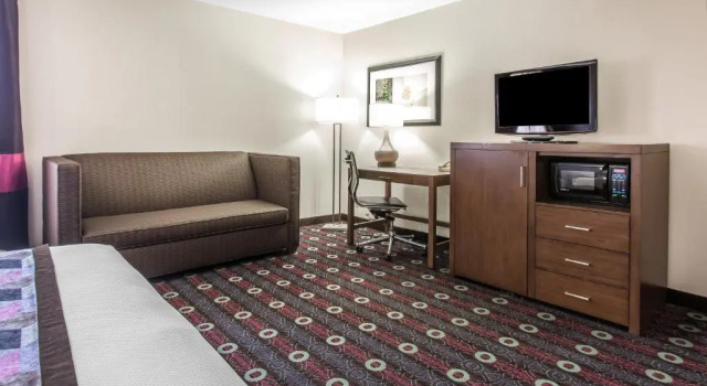 Люкс Comfort Inn Tulsa Midtown