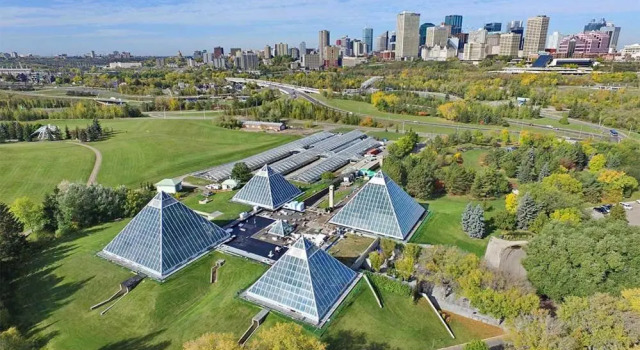 FRENCH GARDEN ESCAPE I Walk to River Valley I w free parking & Fast WiFi!, Rezervați Hotel Northwest Edmonton Edmonton, aproape de Laurier Park