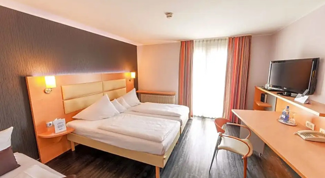 Номер Comfort с балконом PLAZA INN Stuttgart-Ditzingen