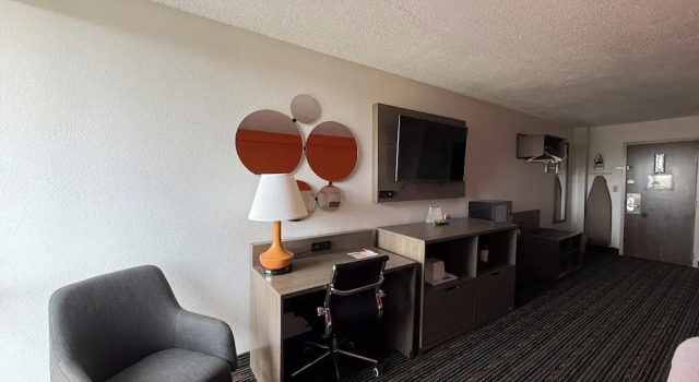 Четырёхместный номер Standard с балконом Howard Johnson by Wyndham Lexington
