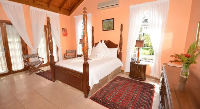 Summerhill, 8BR by Jamaican Treasures